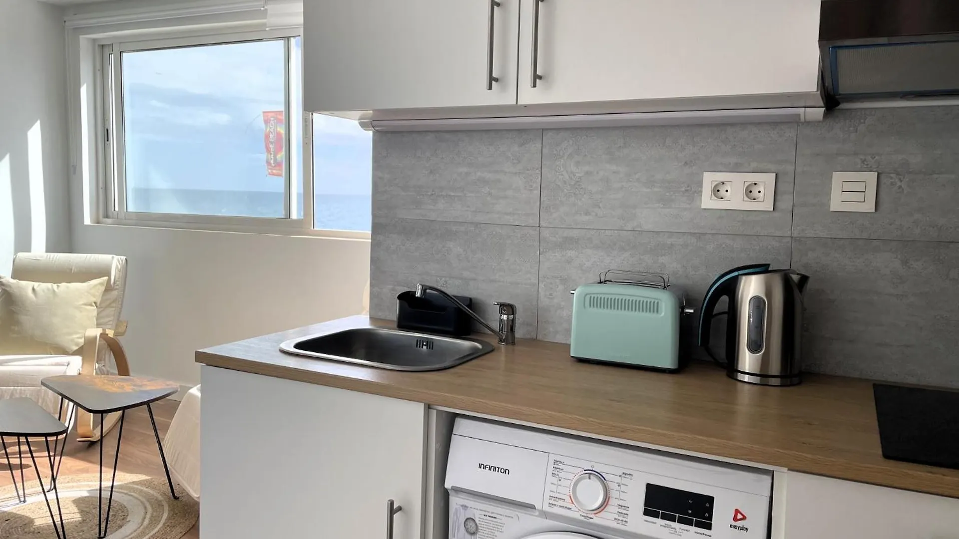 Apartamento Calma Carihuela Beach - 10 Metros De La Playa Torremolinos 0*,  Spanyolország